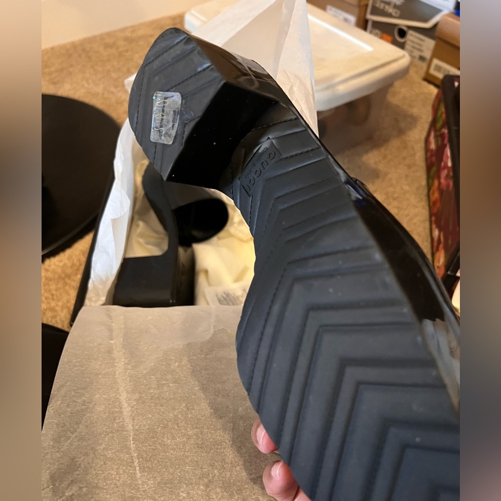 Gucci slides never worn